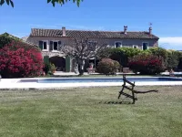 Mas la Pomarede Hotels in Robion
