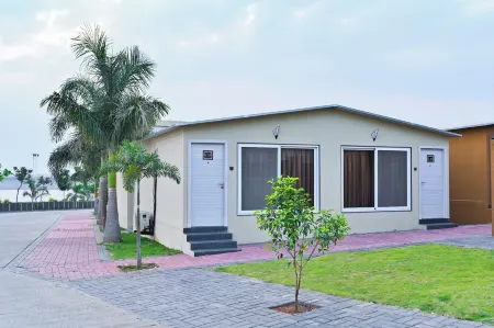 Elegant Waterfront Resort Отели в г. Уэйки Тарф Уода