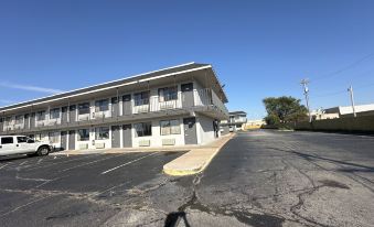 Super 7 Inn