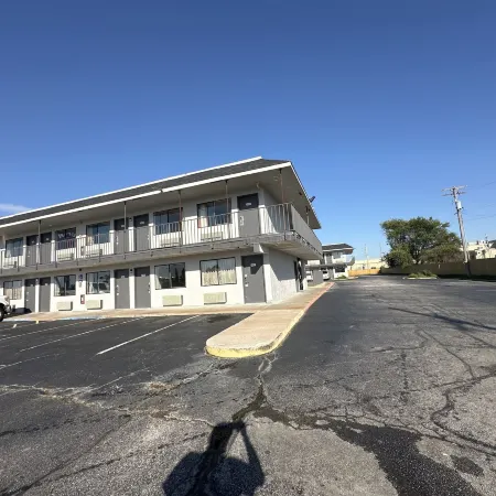Super 7 Inn