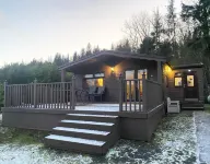 Stunning 4-Bedroom Cabin with Hot Tub in Beattock!