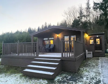 Stunning 4-Bedroom Cabin with Hot Tub in Beattock!