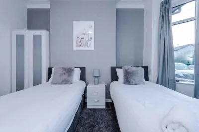 Comfy Four Bedroom House with Parking Hotels in Salford