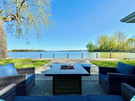 Lake House Cottage w/ Breathtaking Views!