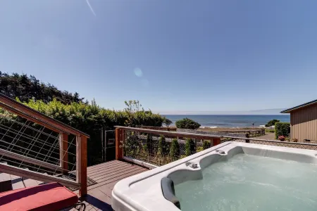 Large beach home with fantastic views of the Oregon Coast with a quaint cabin. Отели рядом с достопримечательностью «Яхайк Трейл»