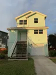 Direct Gulf Access Home w/ Floating Dock and Pool Weeki Wachee Spring附近的飯店