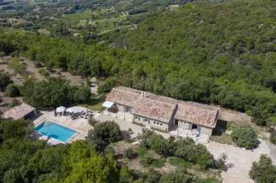Elegant Provençal Villa in Bonnieux with Garden & Private Pool - La Bécasse Sous Les Toiles de Provence附近的飯店