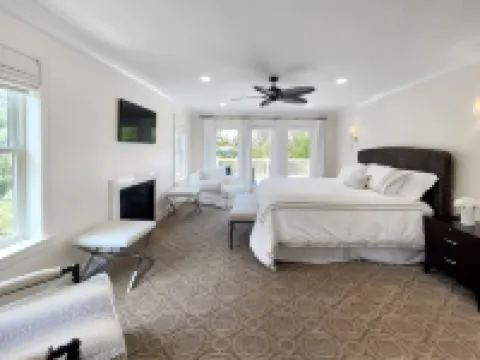 Heated Pool and Spacious Living Areas - Lavish Modern Retreat