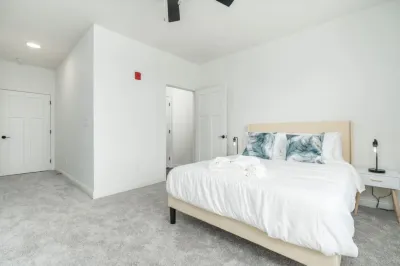 Spacious Patio Retreat with Fast Wifi - Cozy and Serene Escape