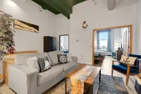 Access to Local Attractions and Pool - Gorgeous Modern Retreat 덜루스 호텔