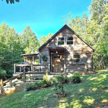Charming Rustic Cabin with a Loft, Fire Pit and Creek in Enchanting Dahlonega