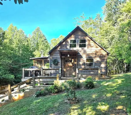 Charming Rustic Cabin with a Loft, Fire Pit and Creek in Enchanting Dahlonega
