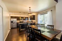 Serenity Haven - Hot Tub, Theater, Firepit, Gym, Yard