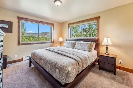 Private Hot Tub and Spacious Living Areas - Stunning Mountain Escape