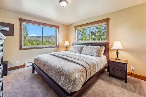 Private Hot Tub and Spacious Living Areas - Stunning Mountain Escape