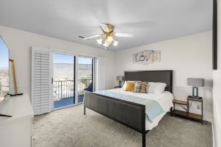 Spectacular Mountain View and Resort Amenities - Charming Oasis