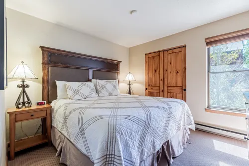 Heated Pool and Hot Tubs - Charming Mountain Retreat