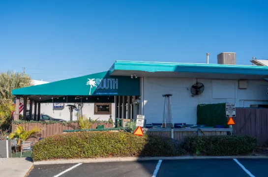 Private Balcony and Modern Comforts - Charming Beach Haven 來特斯維海灘酒店