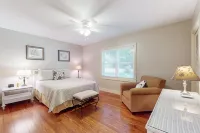 Charming Getaway w/ Luxe Interior & Screened Patio - Near Attractions