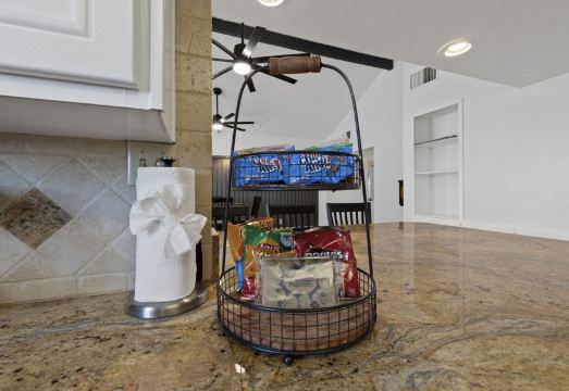 Stunning Pool and Spa Oasis - Luxurious One Story Retreat