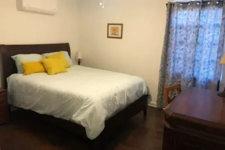 The Desert Rose: Cheerful 3 Bedroom in Great Location!