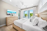400ft to Beach, Ocean View, Pool, Steps to Siesta Key Village Hotels in Siesta Key