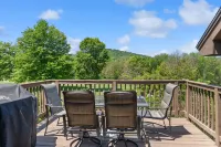 In-Home Sauna and Stunning Golf Course Views - Charming Getaway