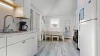 Steps from the Beach with Cozy Living Area - Charming Coastal Retreat Hoteles en Old Orchard Beach