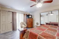 Charming Waterfront Townhouse at Horseshoe Bay w/ Patio Hotels in Horseshoe Bay