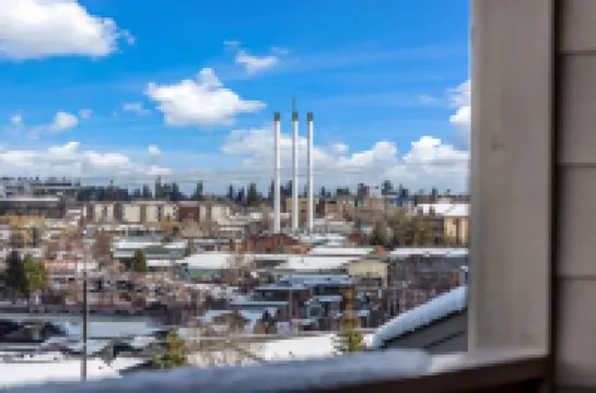 Mountain Views and Stylish Comfort - Alluring Bend Retreat