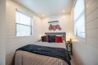 Rooftop Deck and Modern Amenities - Charming Tranquil Haven Hotels in China Spring
