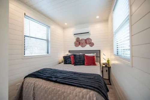 Rooftop Deck and Modern Amenities - Charming Tranquil Haven Hotels in Elm Mott