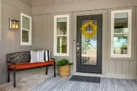 Peaceful mid-century escape with screened porch & lake access Hotels in Hudson Bend