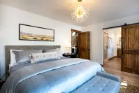 Stunning Mountain Views and Cozy Fireplace - Elegant Colorado Escape