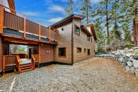 Expansive Lake Views and Hot Tub - Modern Cozy Haven