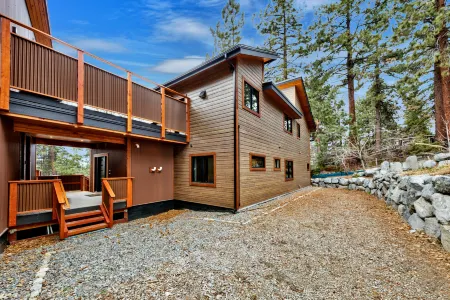 Expansive Lake Views and Hot Tub - Modern Cozy Haven