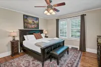 Hot Tub and Fenced Yard for Relaxation - Charming Cottage Retreat Hotel a West Columbia