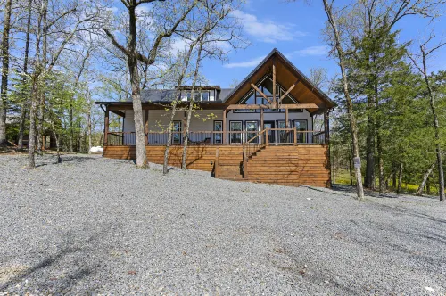 Ideal Romantic Getaway in Heart of Hochatown - Charming Cabin