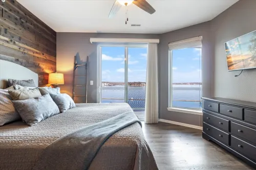 Panoramic Lake Views and Community Pools - Stunning Retreat Hotels in Osage Beach