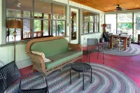 Stunning River Views and Spacious Outdoor Oasis - Captivating Retreat