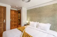 Scenic Views and Cozy Lodge Decor - Charming Mountain Escape