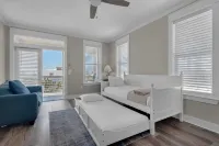 Lagoon Pool Access and Beach Proximity - Exquisite Coastal Haven