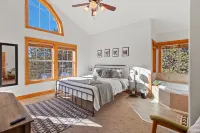Spacious Modern Home with Fenced Backyard - Inviting Family Retreat Hotels in Heber