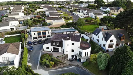 No3 Highpoint luxury townhouse, 2en-suite bedrooms onsite indoor swimming pool