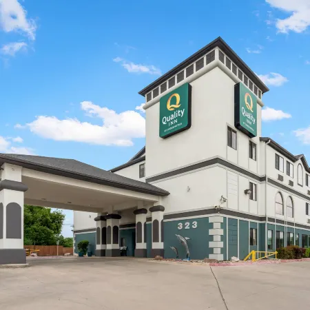 Quality Inn Near Seaworld - Lackland Отели рядом с достопримечательностью «Аквапарк Акватика в Сан-Антонио»