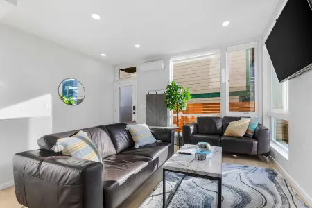 Red Maple Retreat in Leschi Отели рядом с достопримечательностью «Bryan Ohno Gallery»