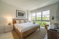 Tucker at Palmer Dadeland Miami Hotels near Adult Day Care "Miami Horizon"