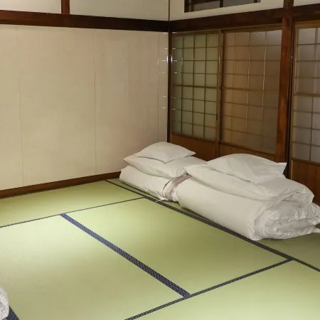 Yamamoto Ryokan Отели рядом с достопримечательностью «Железнодорожная станция Йосидзука»