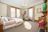 The Fern & Thistle Luxury Accommodation- Drinks, Hotpool, Sauna - Homestays