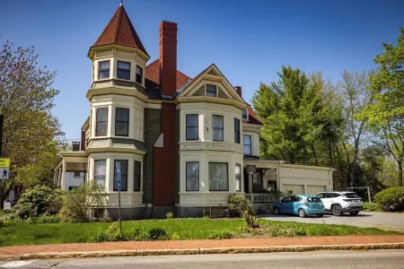 The Gregory House in Southern Maine close to many beaches & popular destinations